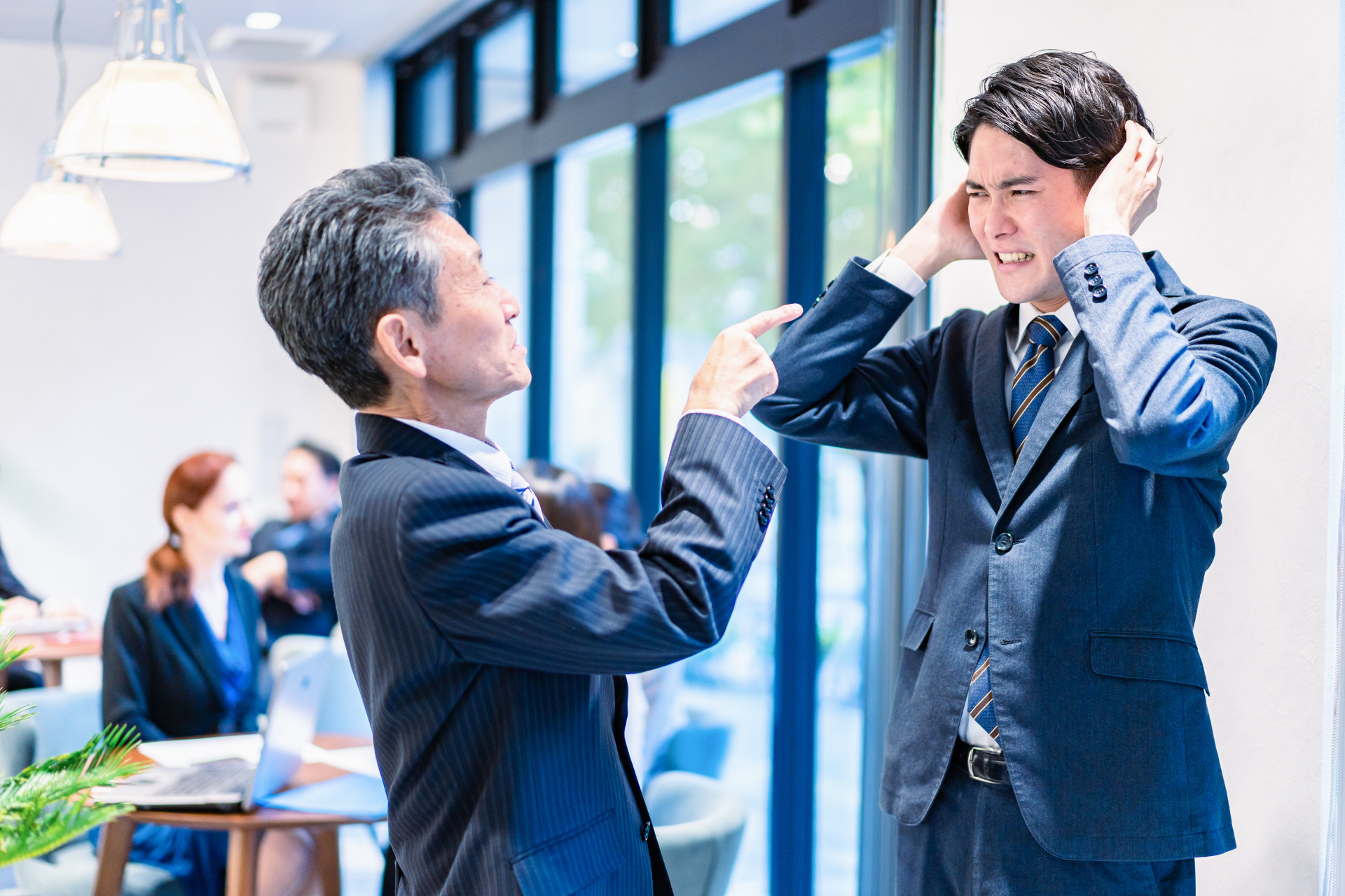 部下を叱責する上司