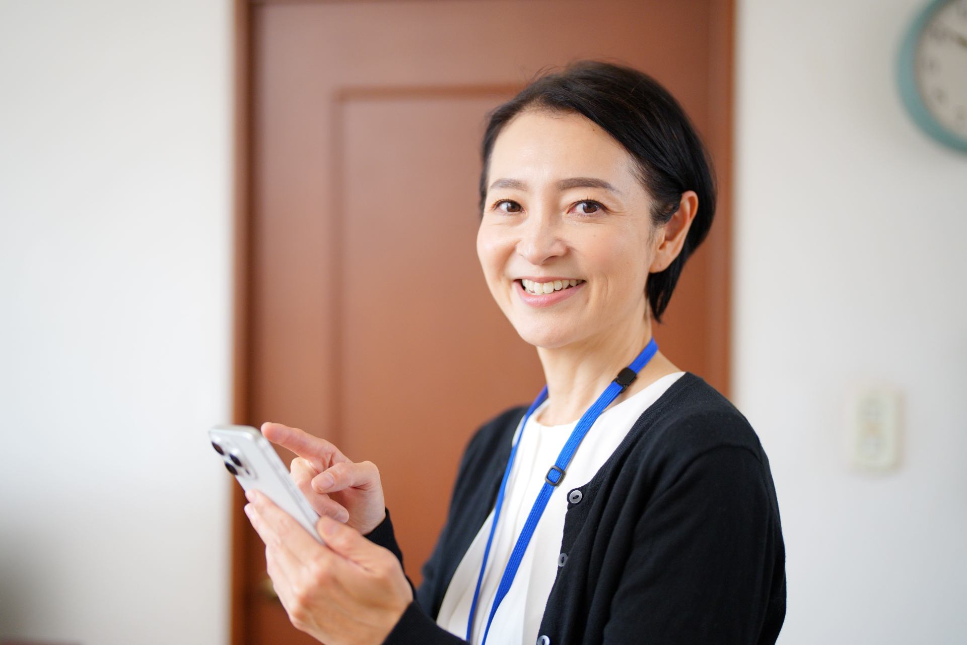 スマートフォンを使うケアマネジャー