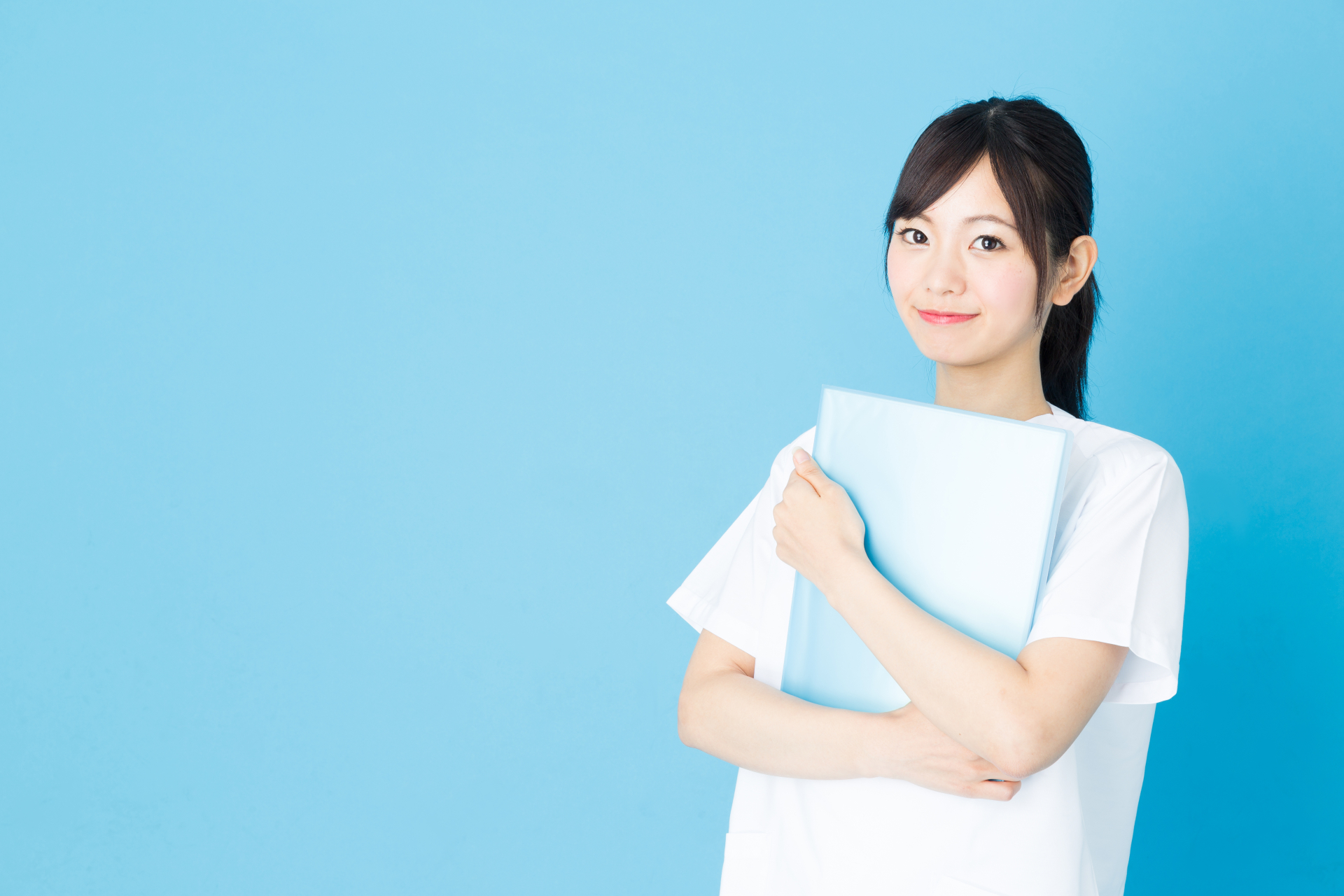 スクラブを着た女性　ブルーバック