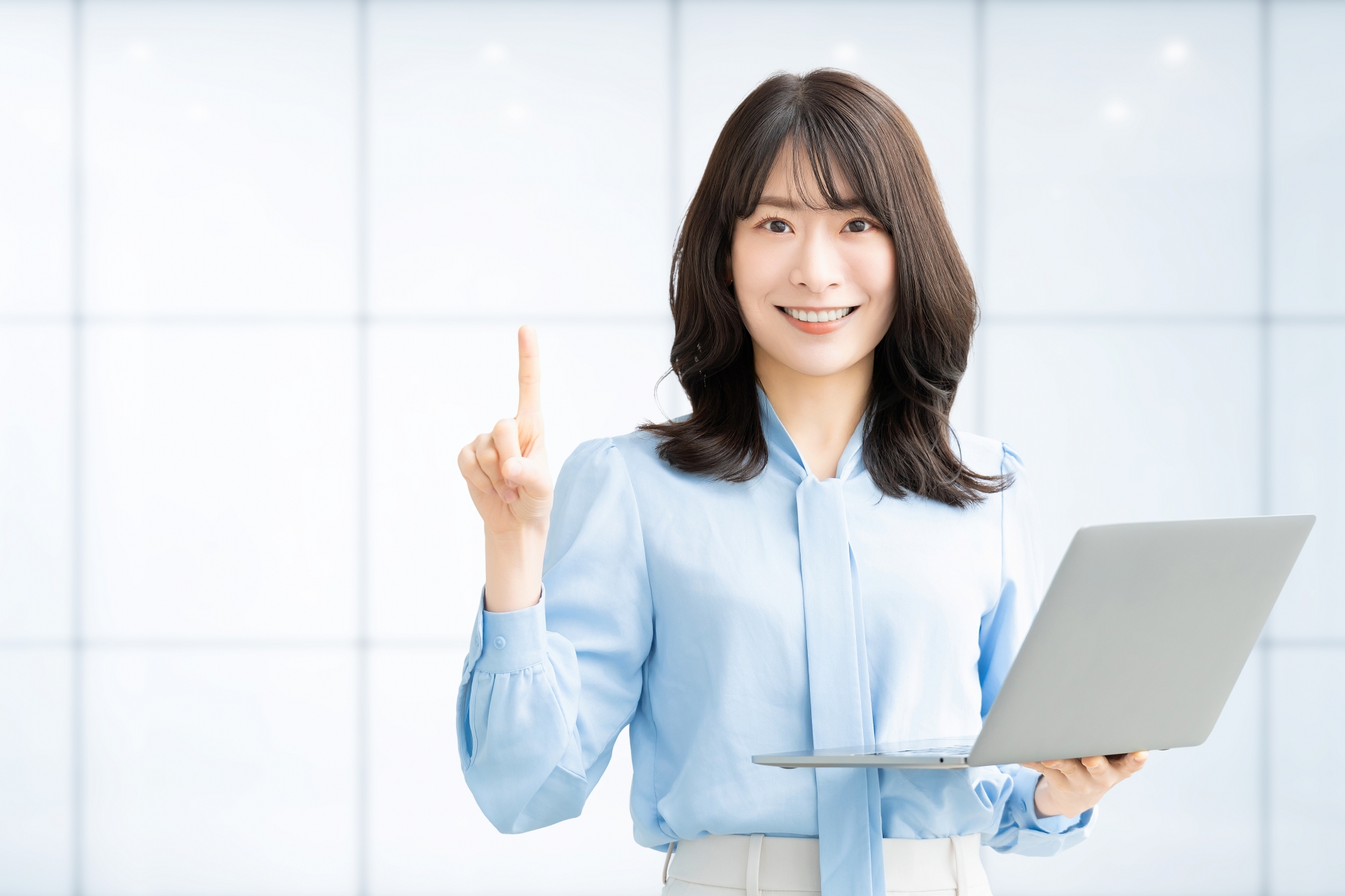 案内をする笑顔の女性・ビジネスウーマン