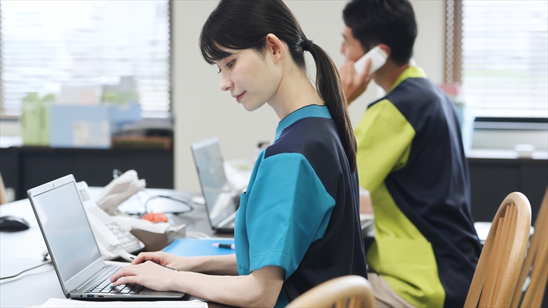 事務仕事をするアジア人介護士