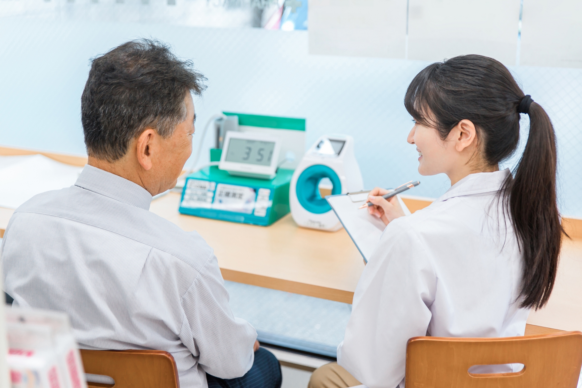 人間ドック・健康診断する男性と医師