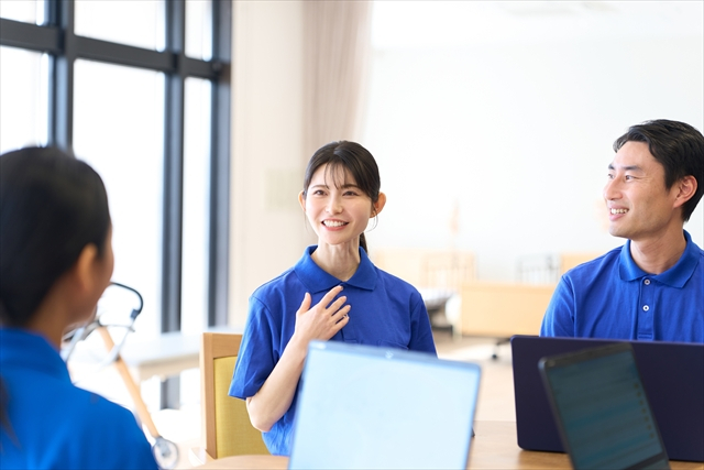 介護施設でミーティングをする介護士