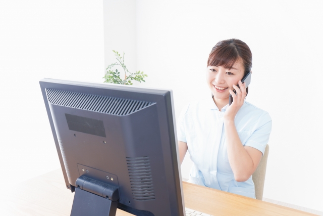 デスクワークをする看護師