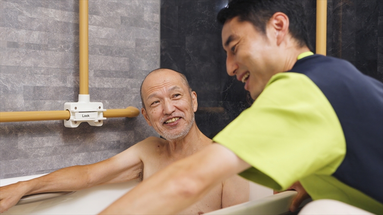 入浴介助を受けるアジア人高齢者