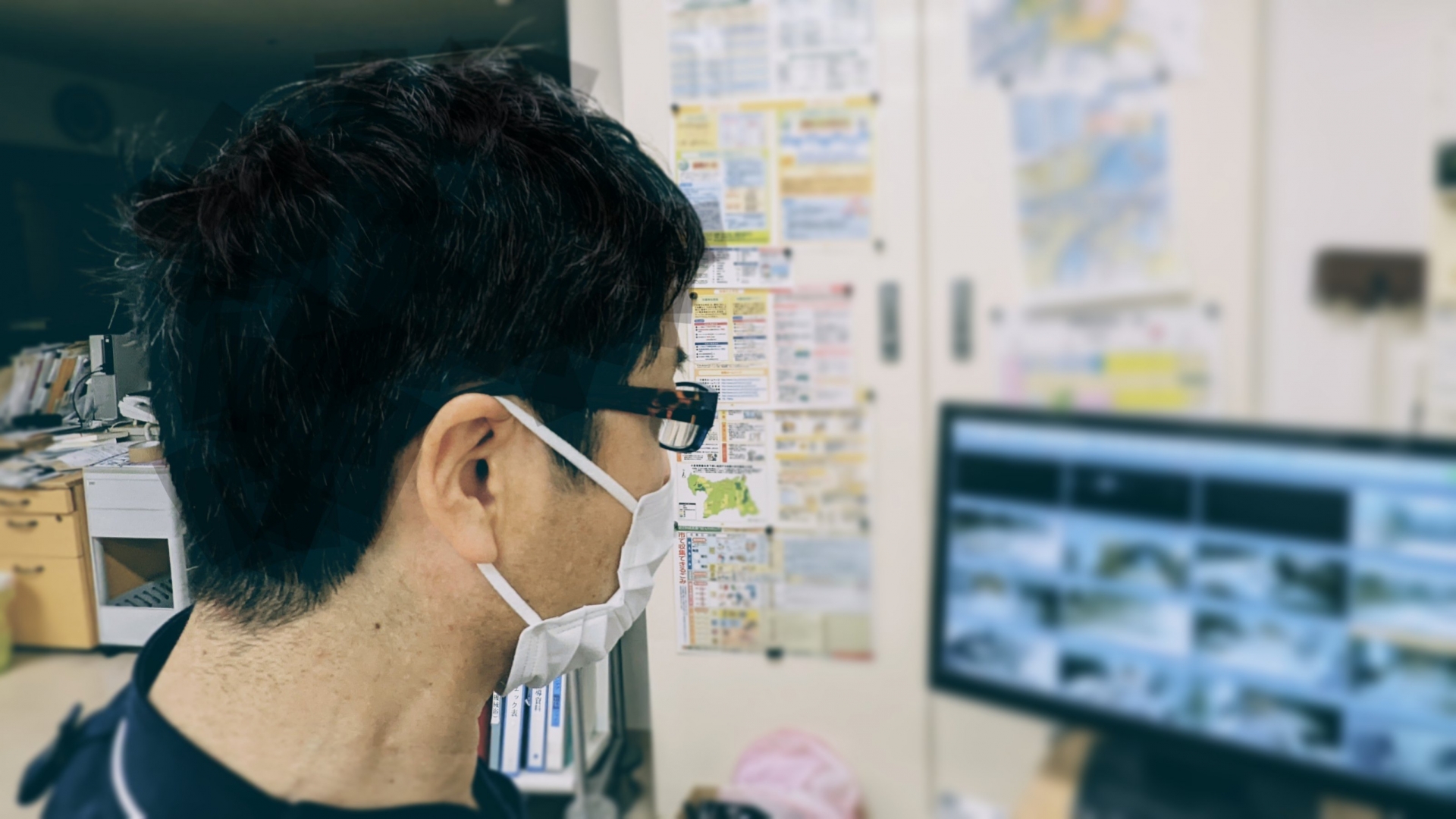 監視モニターを凝視する介護士
