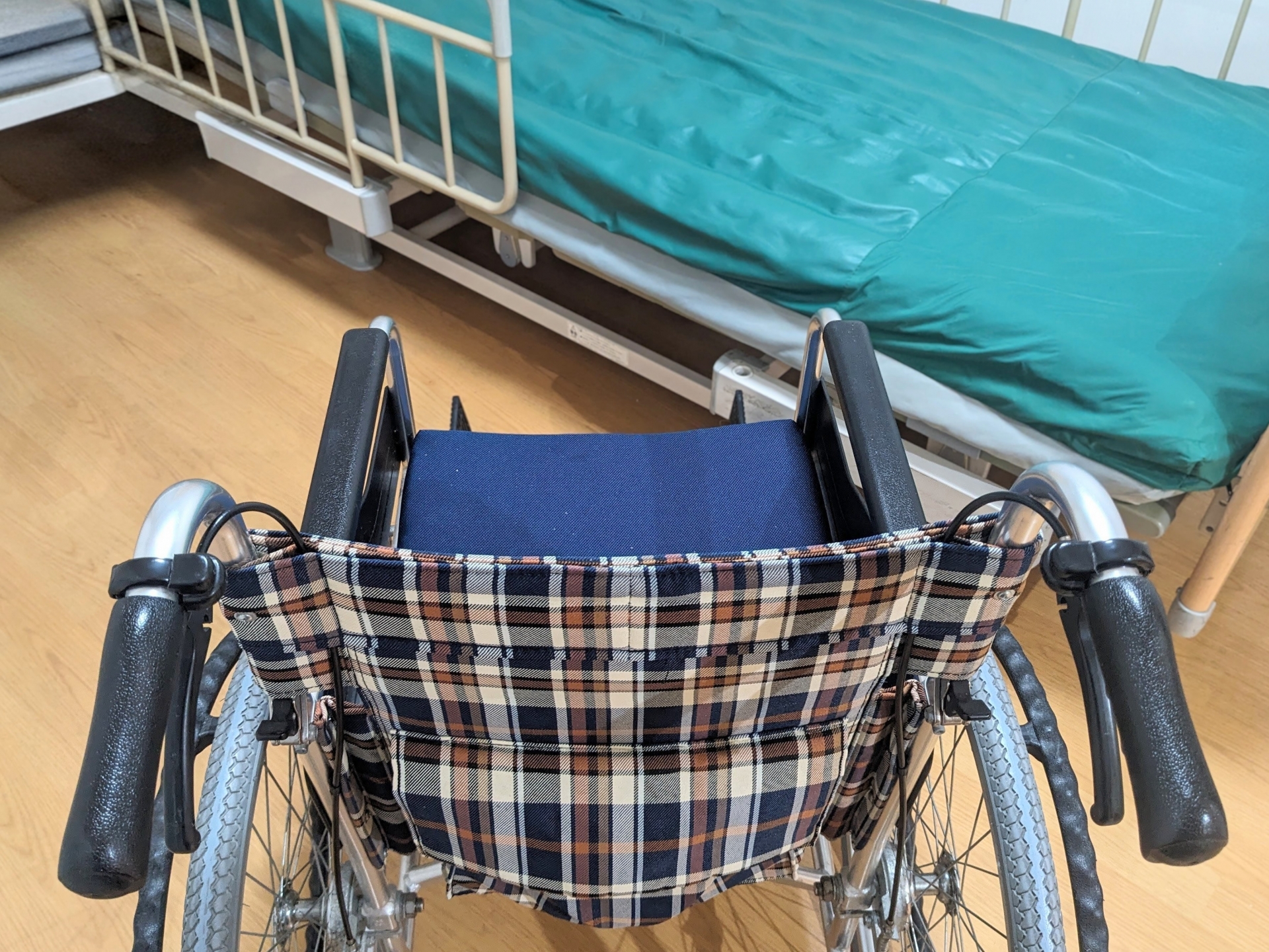 車椅子からベッドへの移乗イメージ