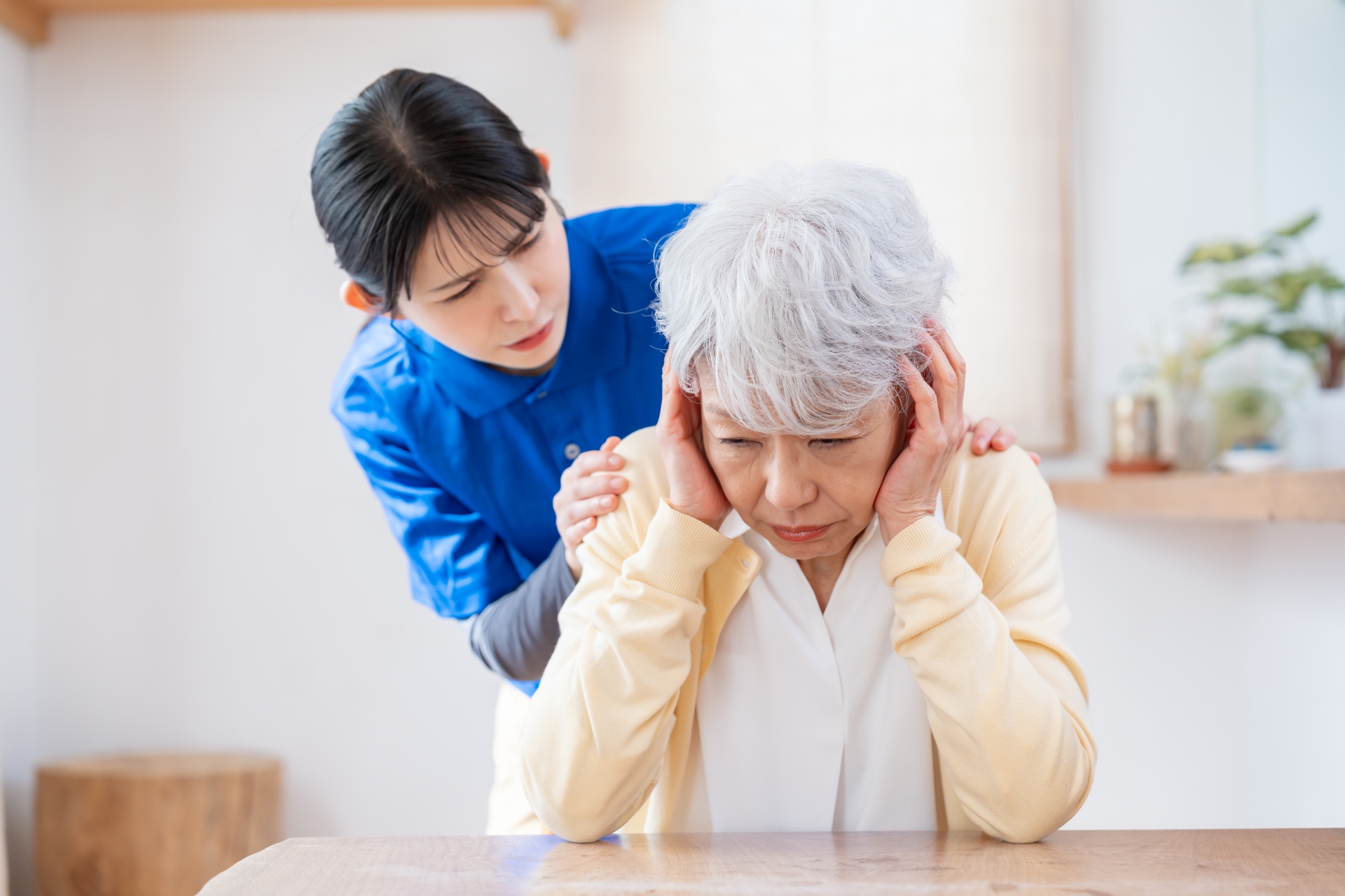 シニアを見守る女性