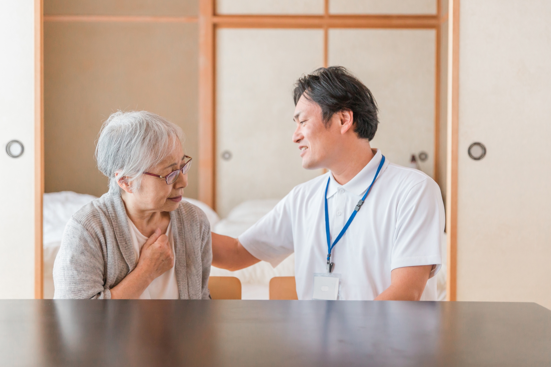 在宅介護を受ける高齢者女性(持病)