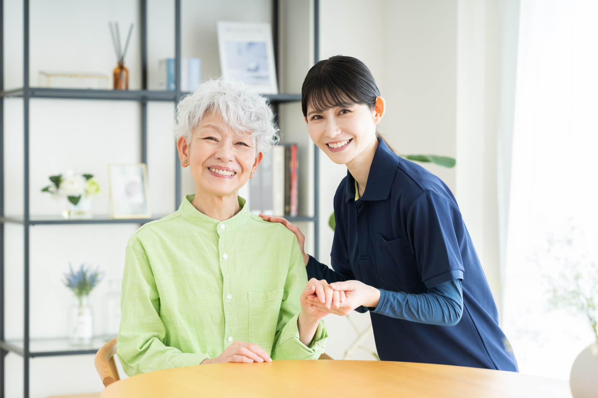 シニアの女性と介護福祉士