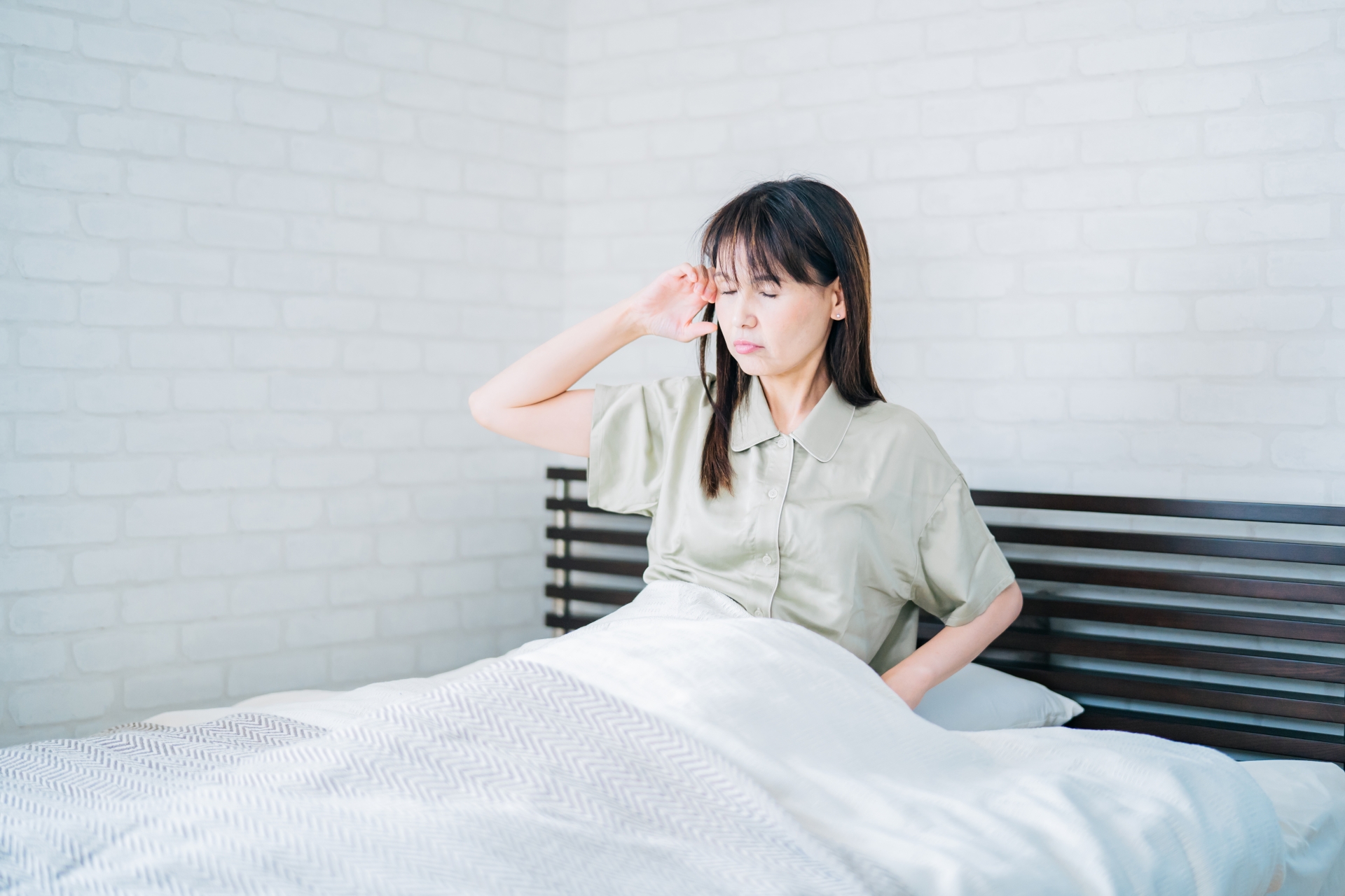 寝起きが悪いミドル世代の女性