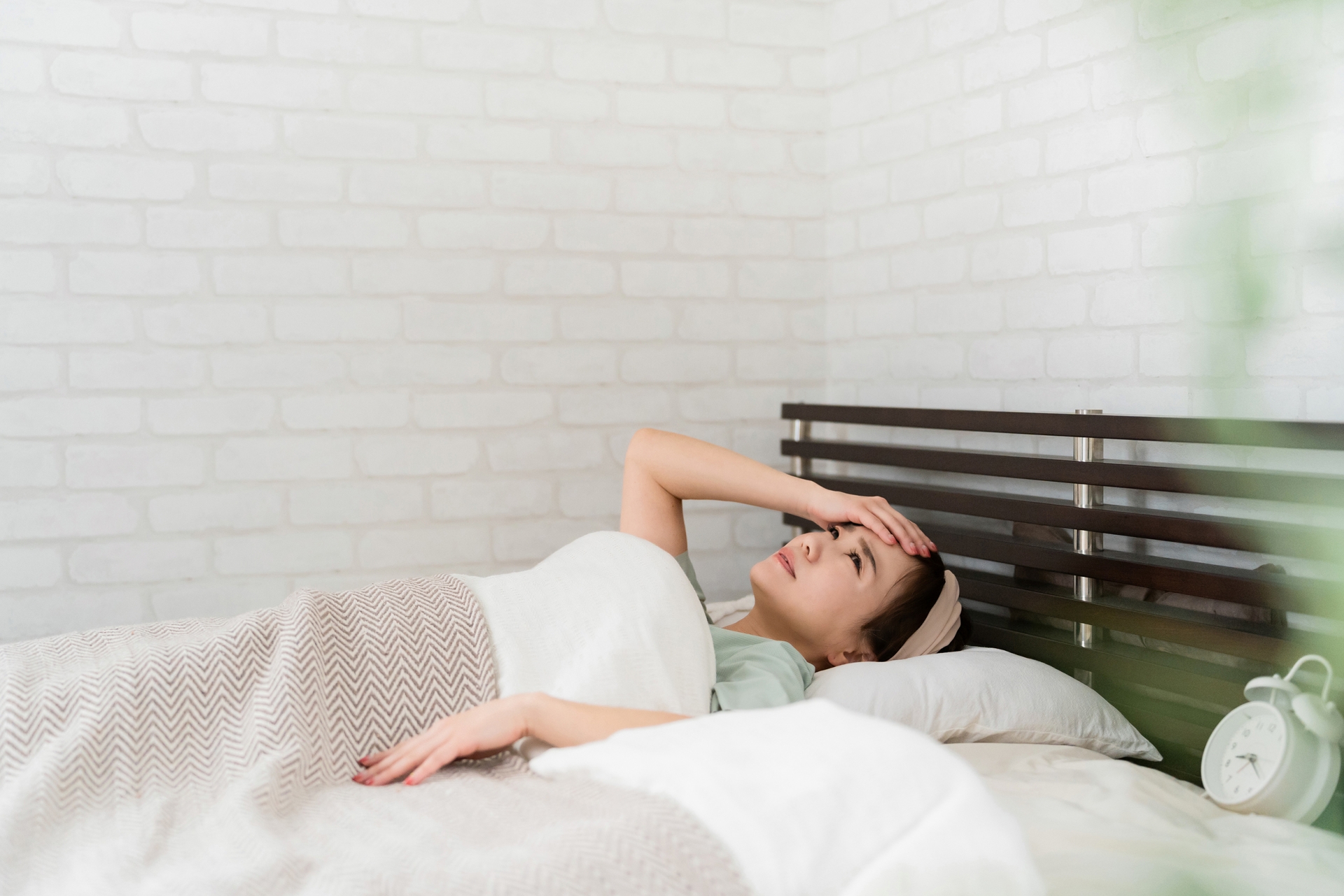 睡眠障害・眠れない女性（頭痛・発熱）