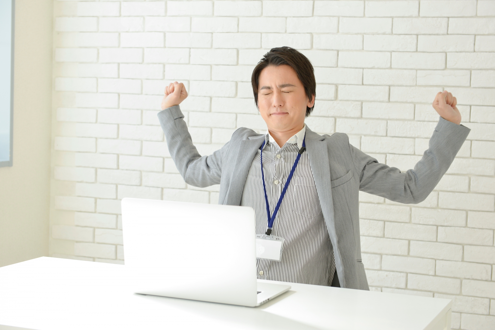 背伸びをしている男性2