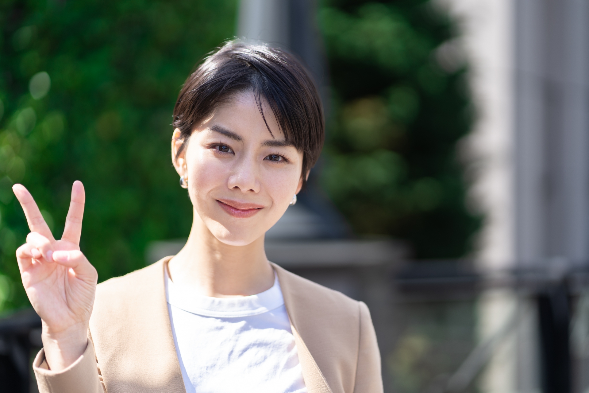 2つ　手　ジェスチャー　女性