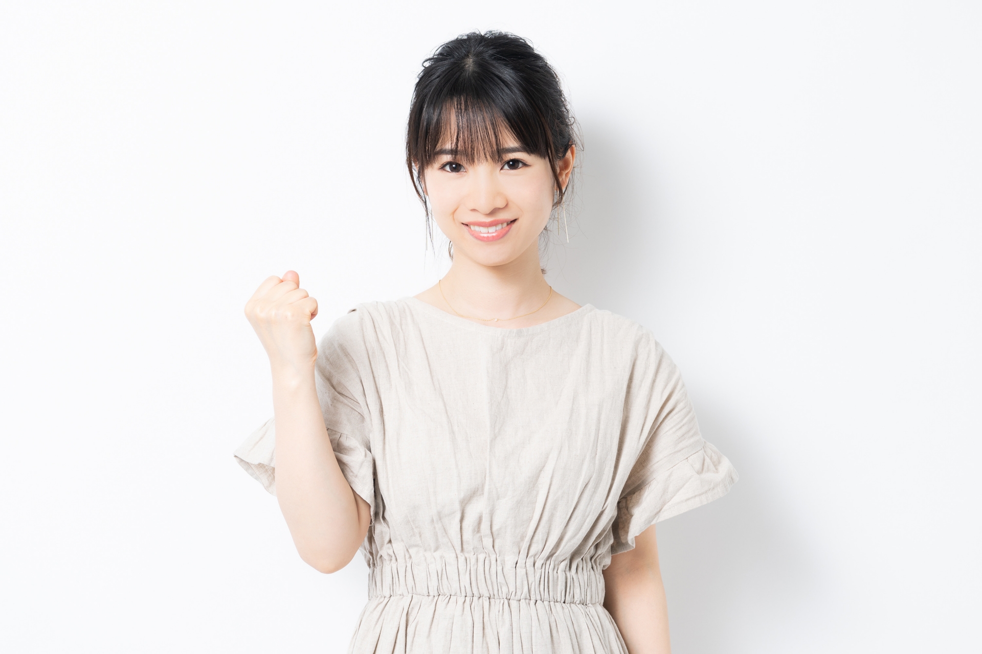 ガッツポーズをする若い女性