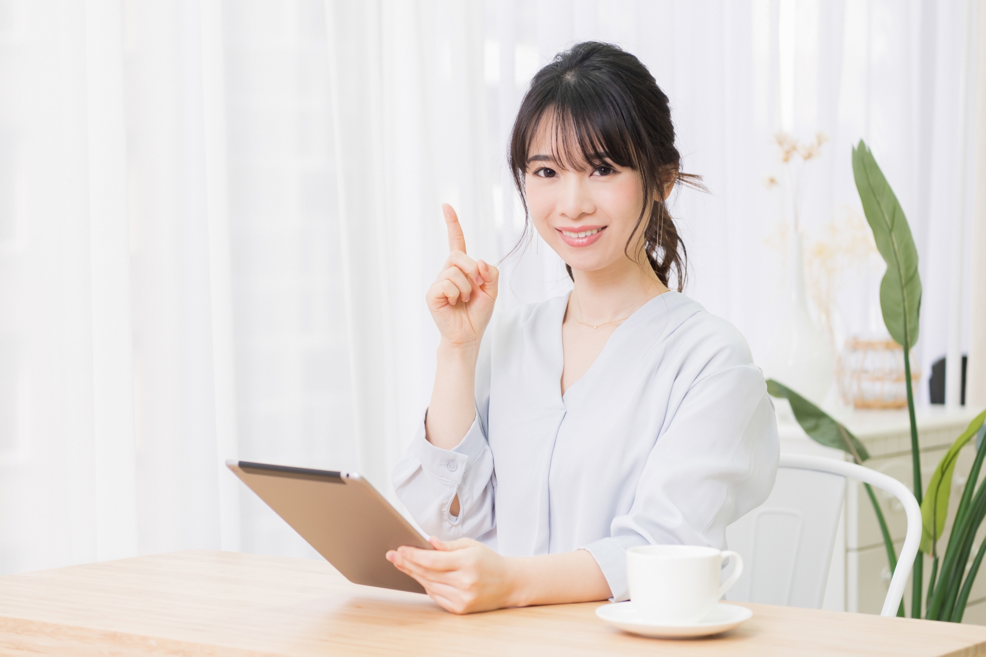 ポイントを示す若い女性