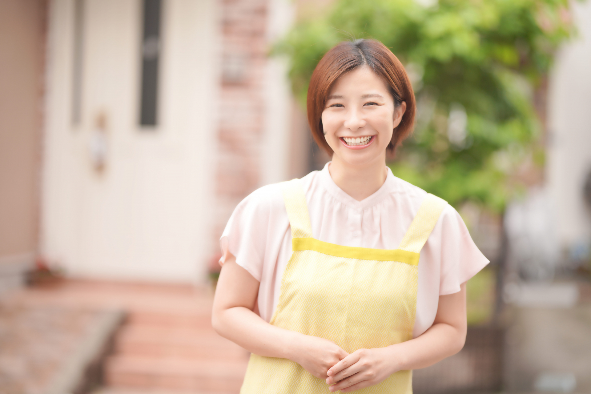 玄関で笑顔なヘルパー
