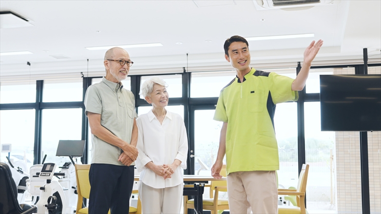 施設の内見をする介護士と高齢者