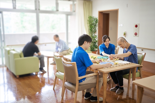 レクリエーションをする高齢者と介護士