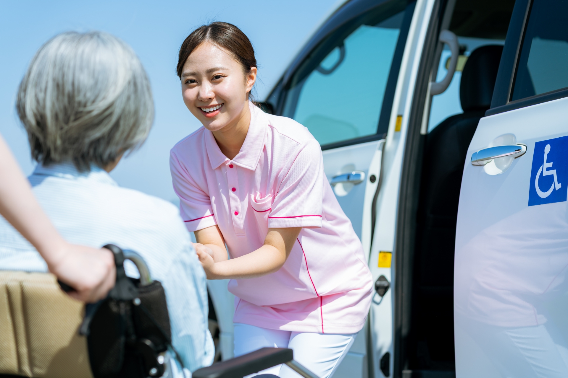 送迎する介護士