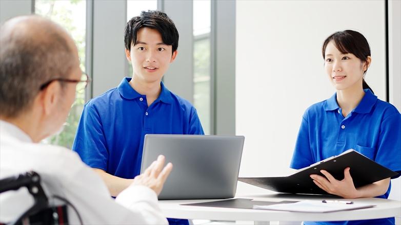 高齢者に説明をする介護士