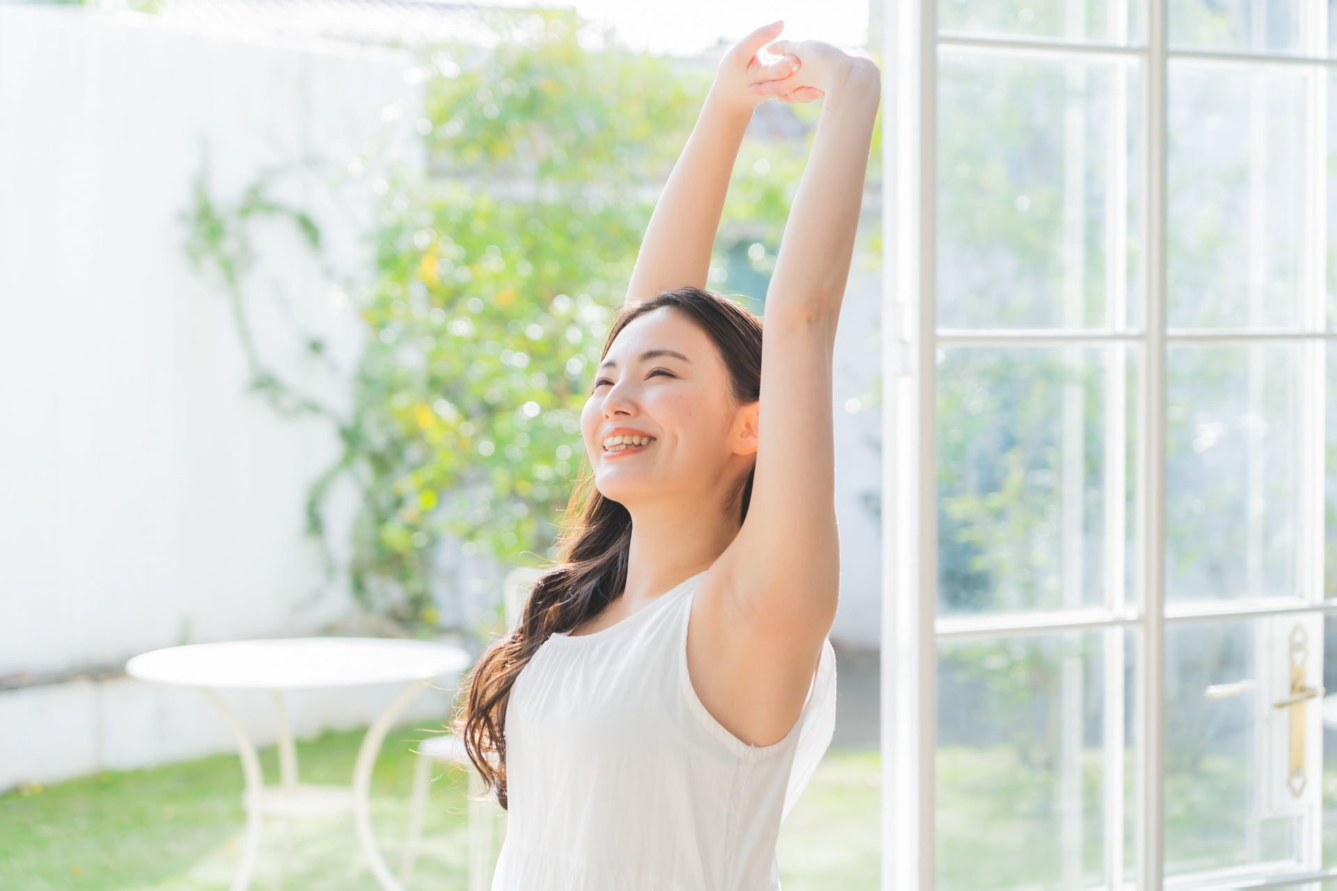伸びをする日本人女性