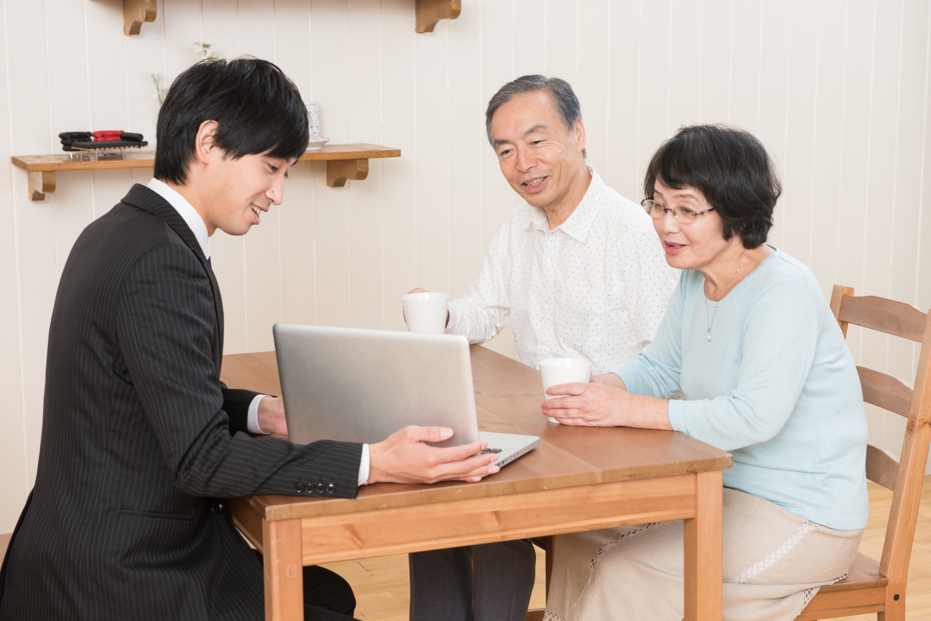 営業マンから説明を受けるシニア夫婦6