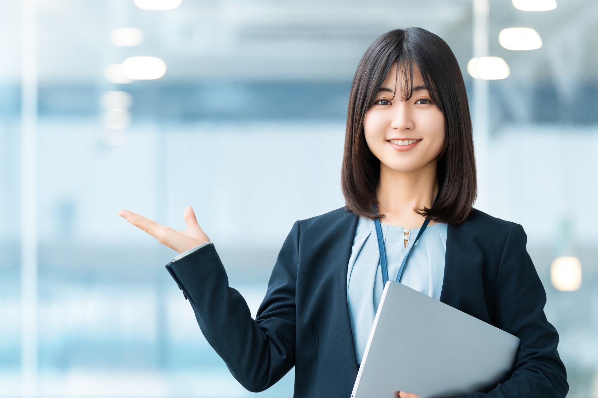手で案内をする女性・ビジネスウーマン