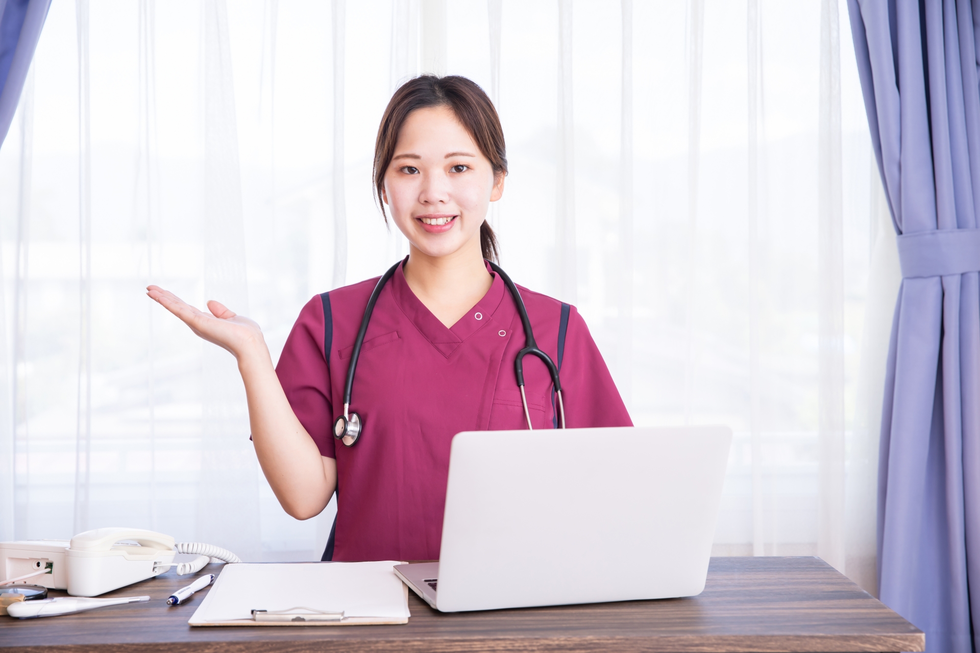 受付案内する看護師　nurse