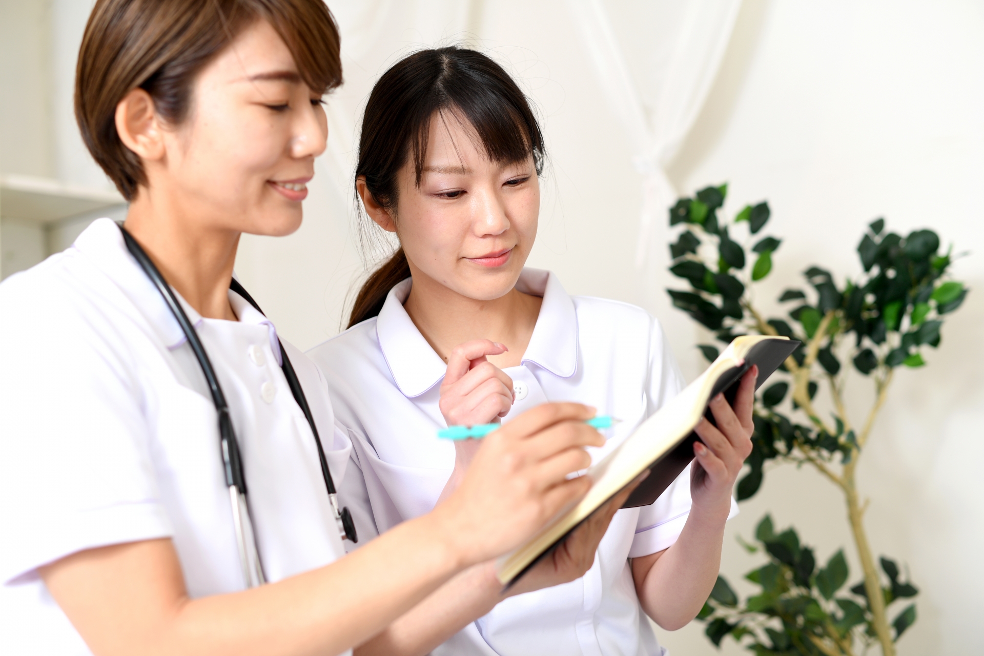 打ち合わせをする笑顔の女性の医療従事者達