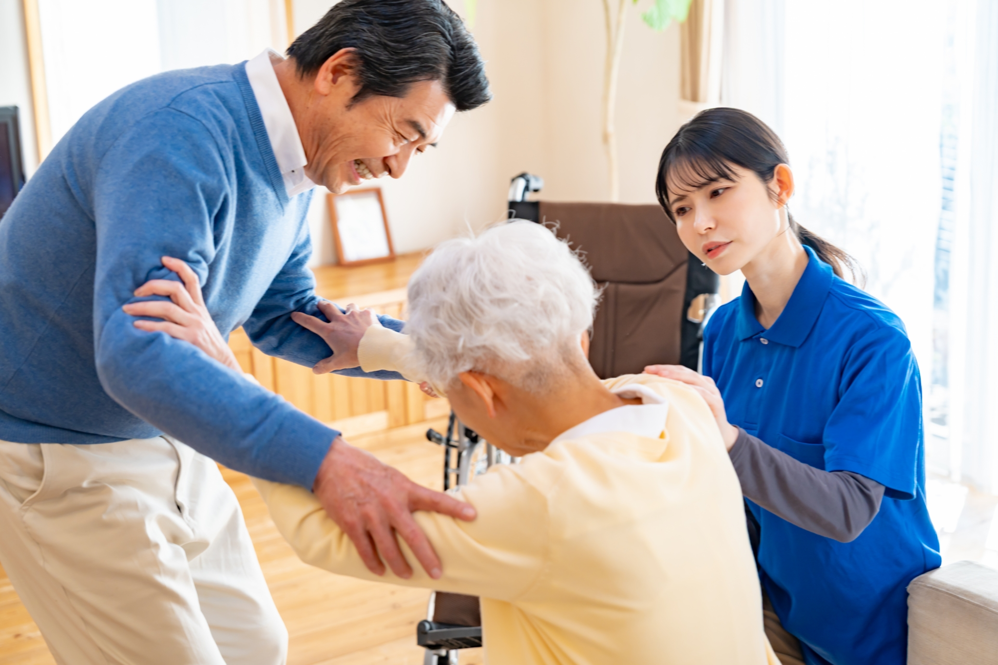 男性からの介護を怖がるシニア女性