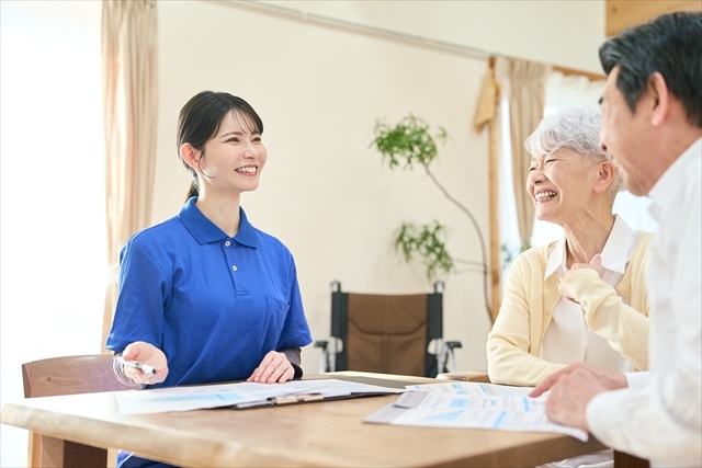 訪問介護でプランの説明をする介護士