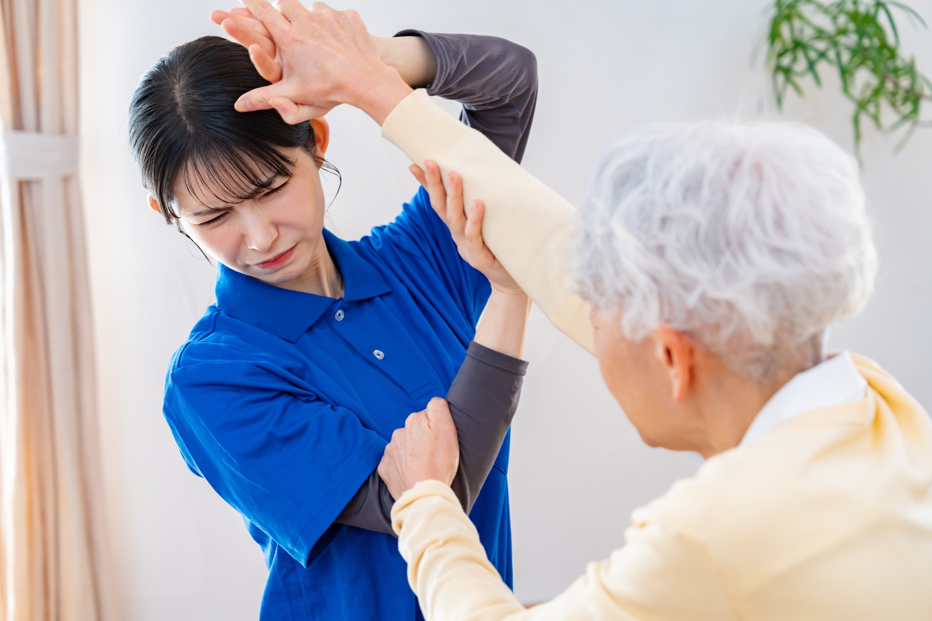 暴力を振るう女性