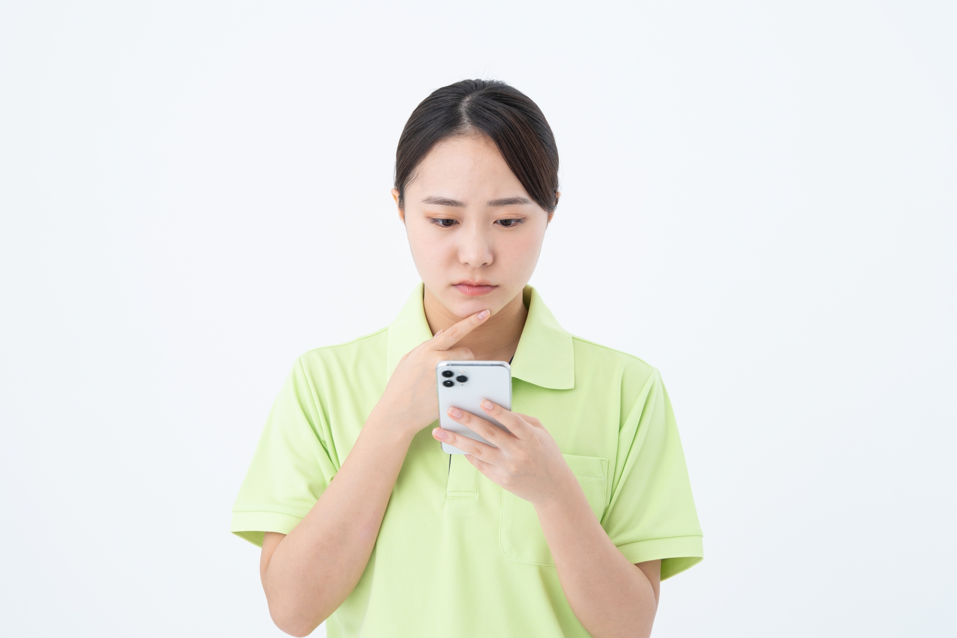 スマホで悩む介護福祉士
