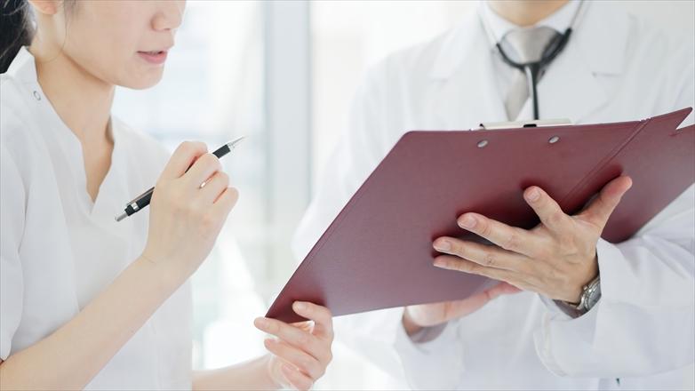 医療方針を話す医師と看護師