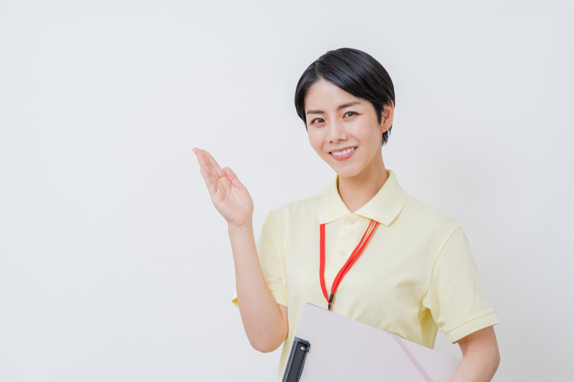 提案する介護士の女性。