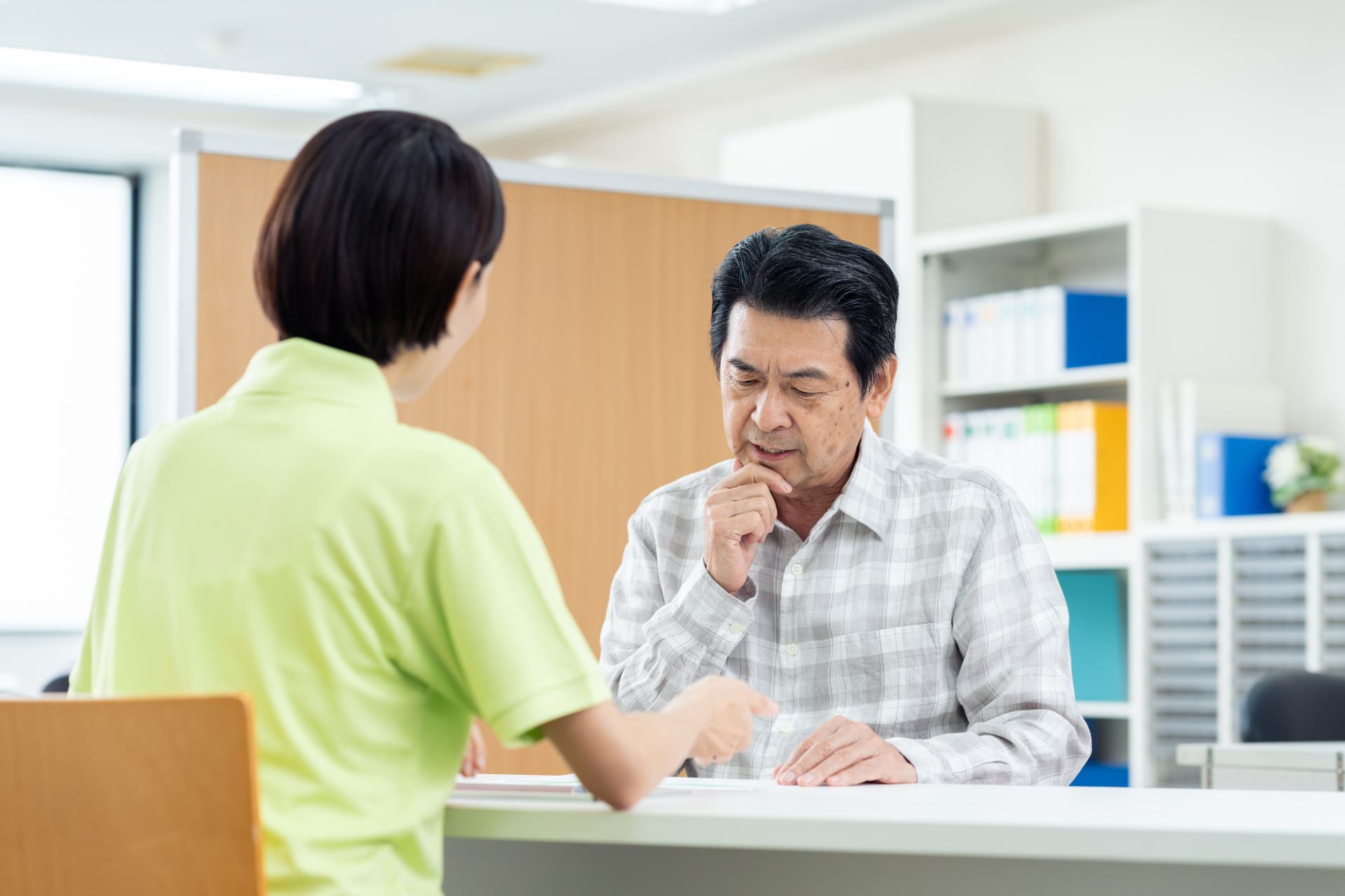 介護の相談をするシニアの男性