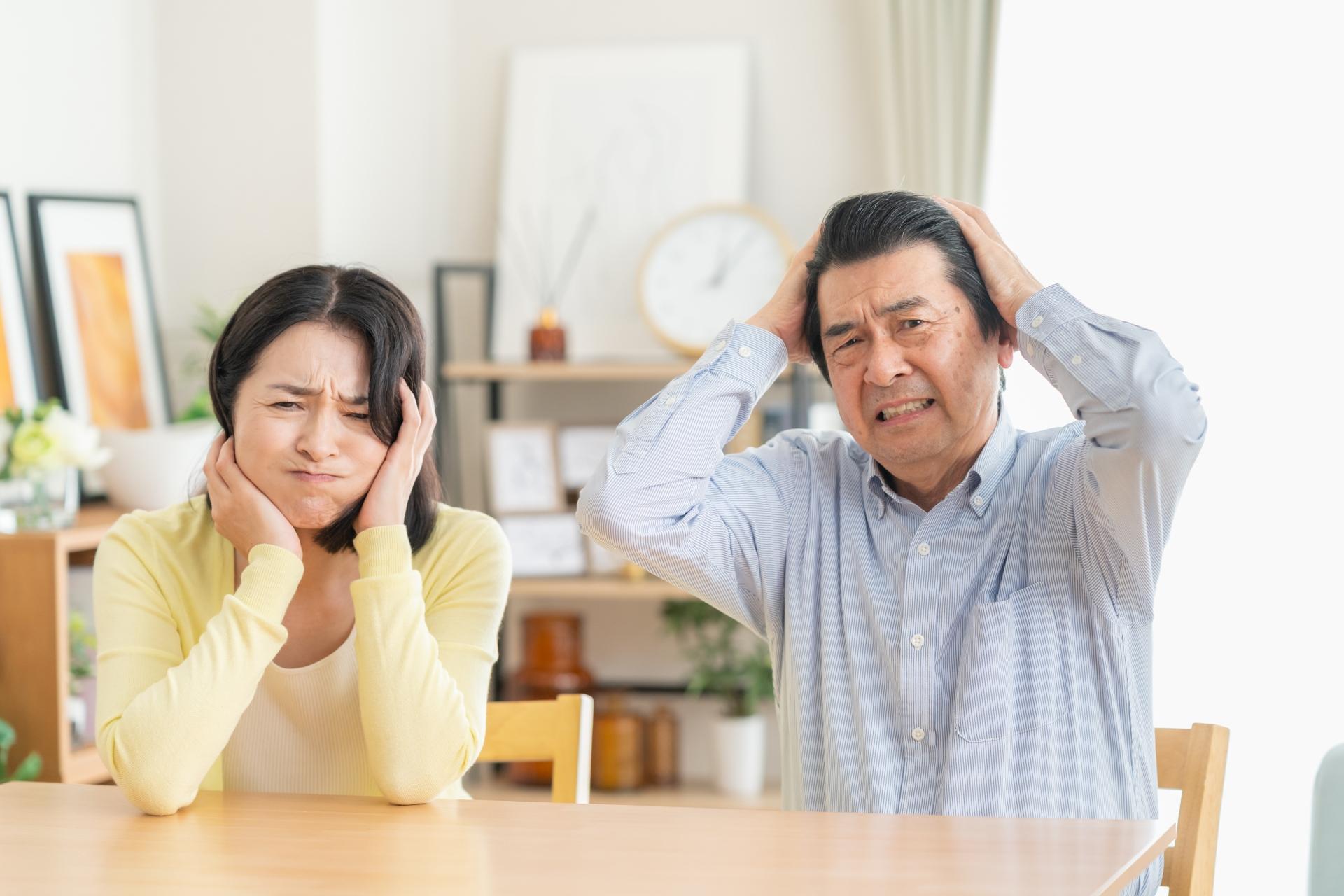 リビングで夫婦喧嘩をするミドルの夫婦