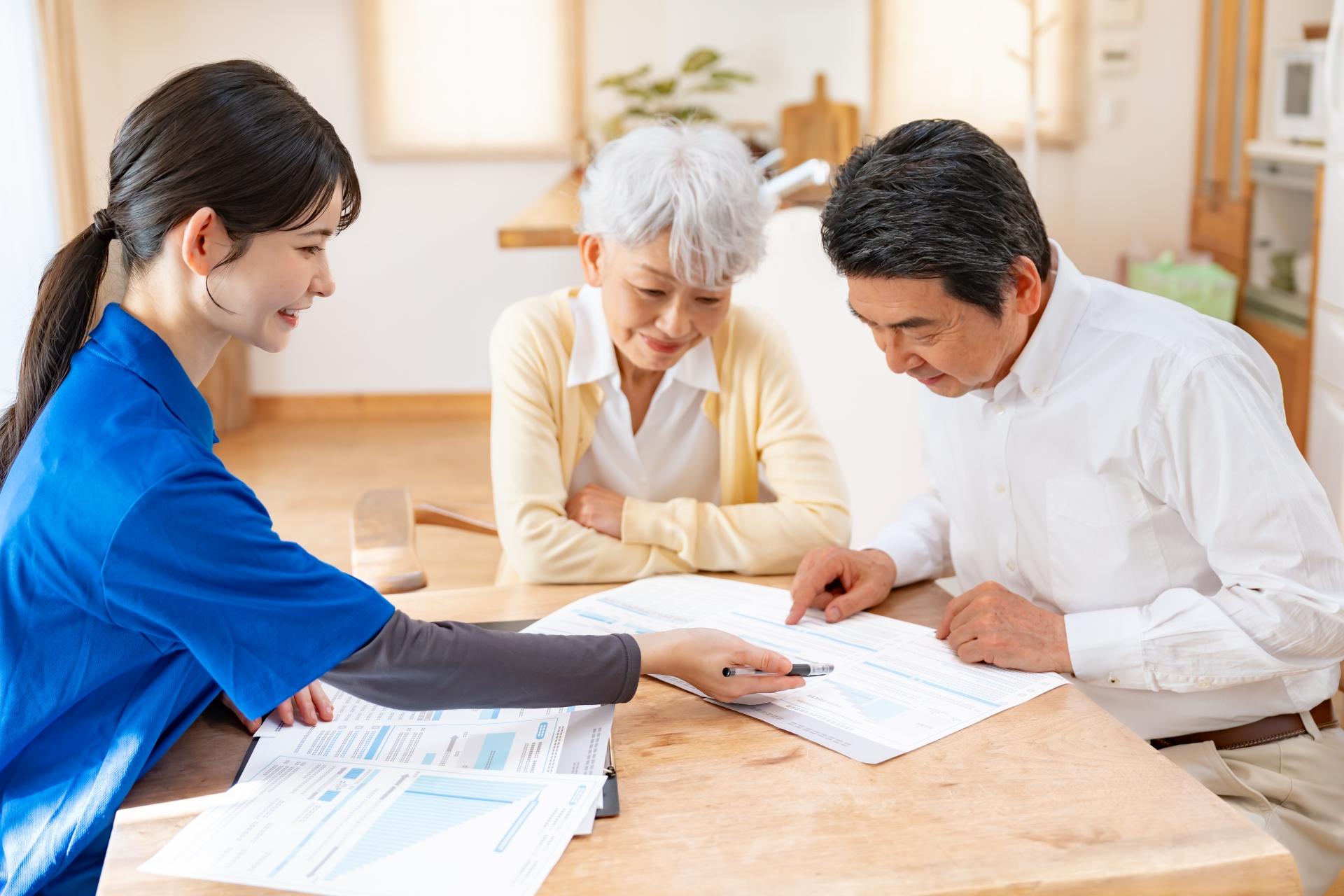 介護契約の説明を行う訪問介護士