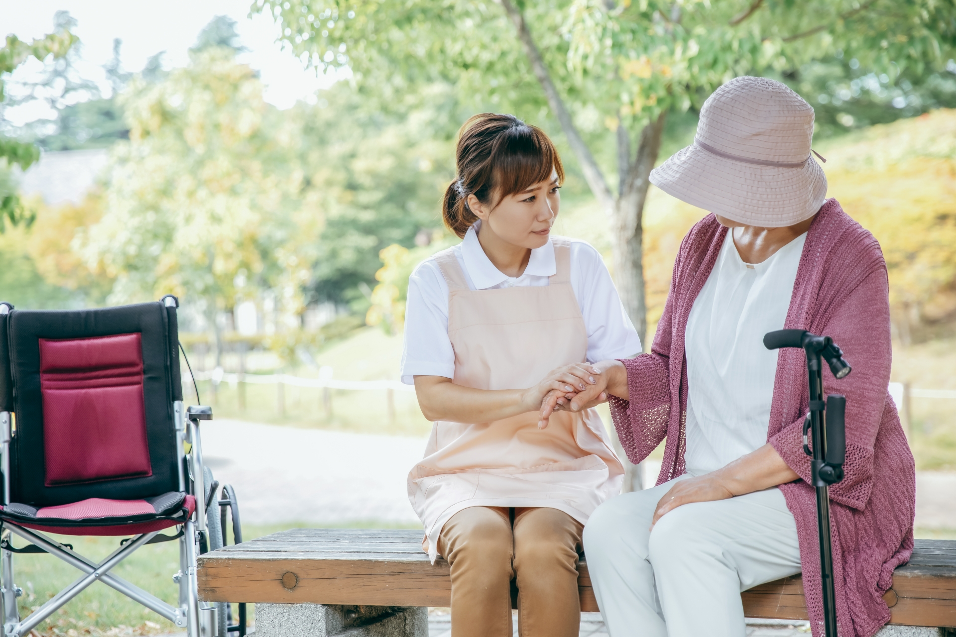 介護士と相談する高齢者