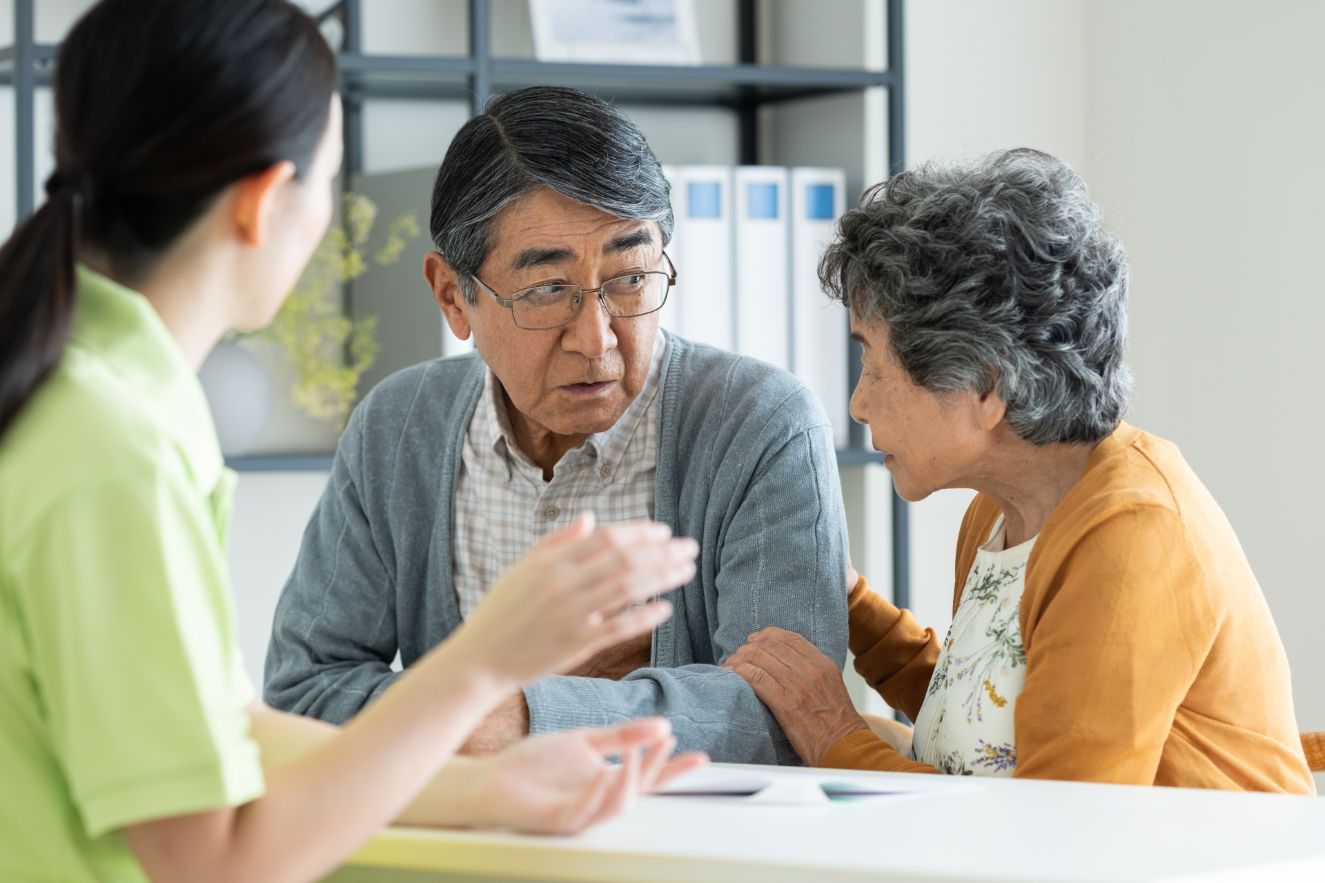悩みを相談するシニアの夫婦