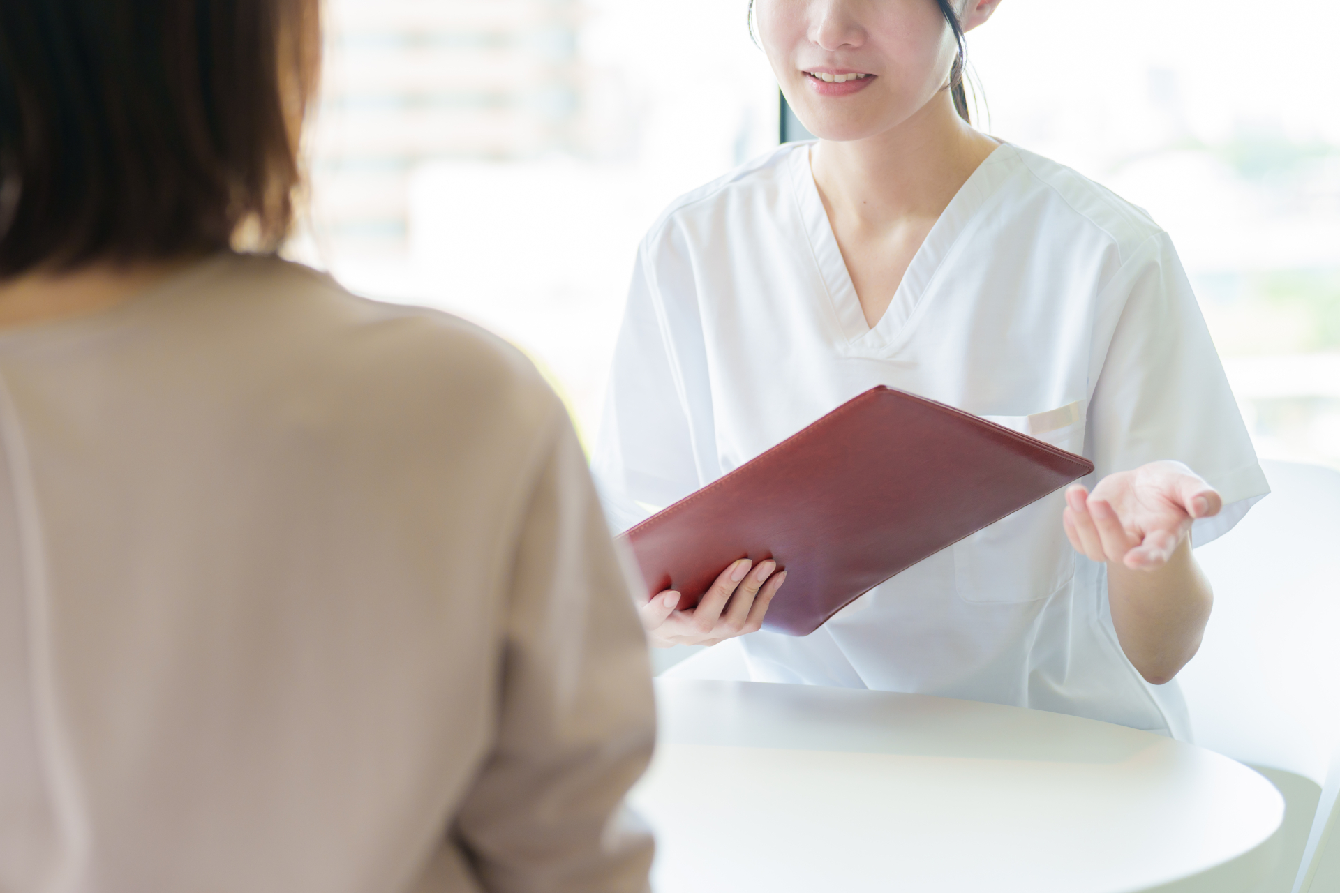 医師から説明を受ける女性