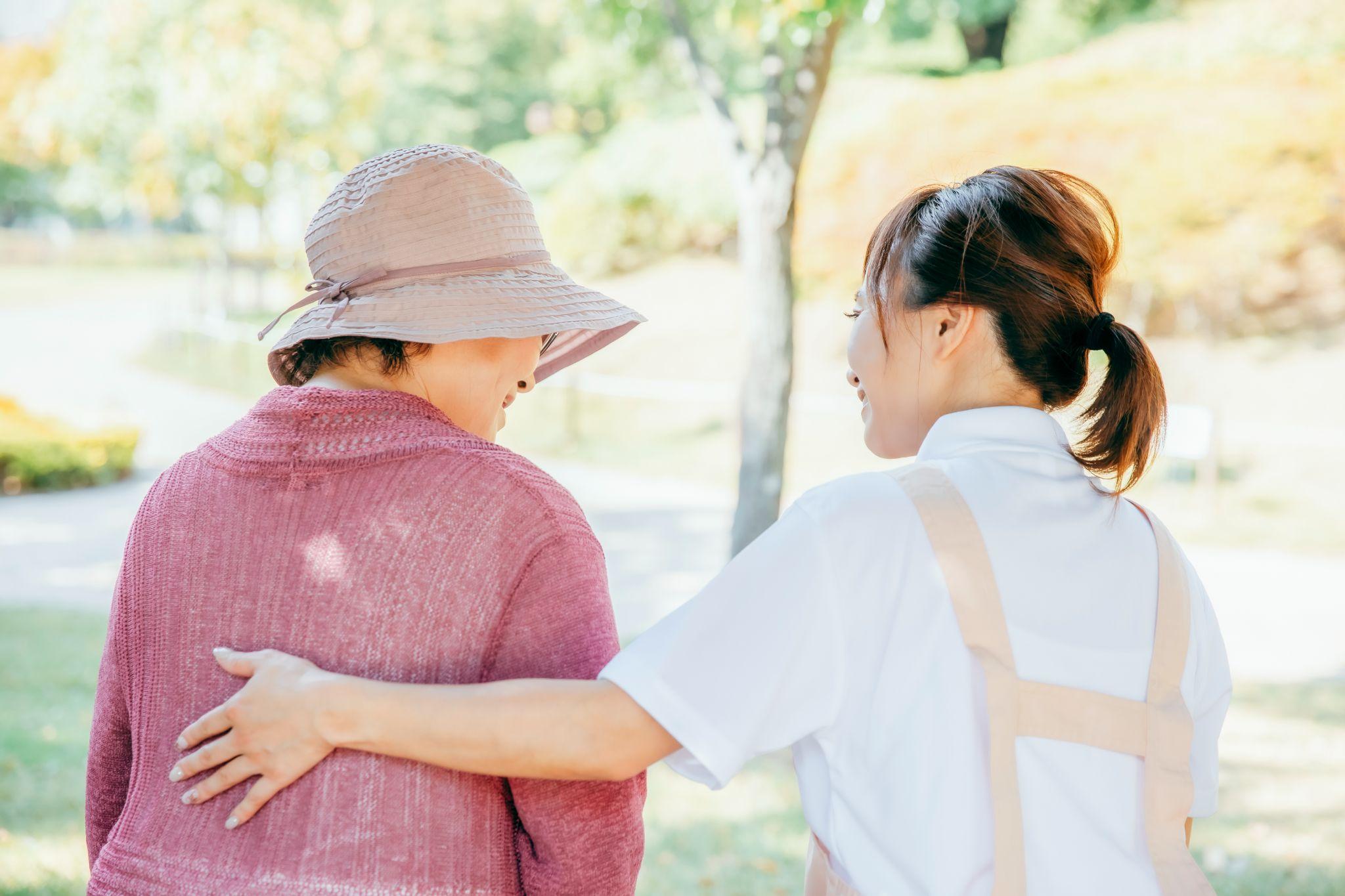介護士と高齢者