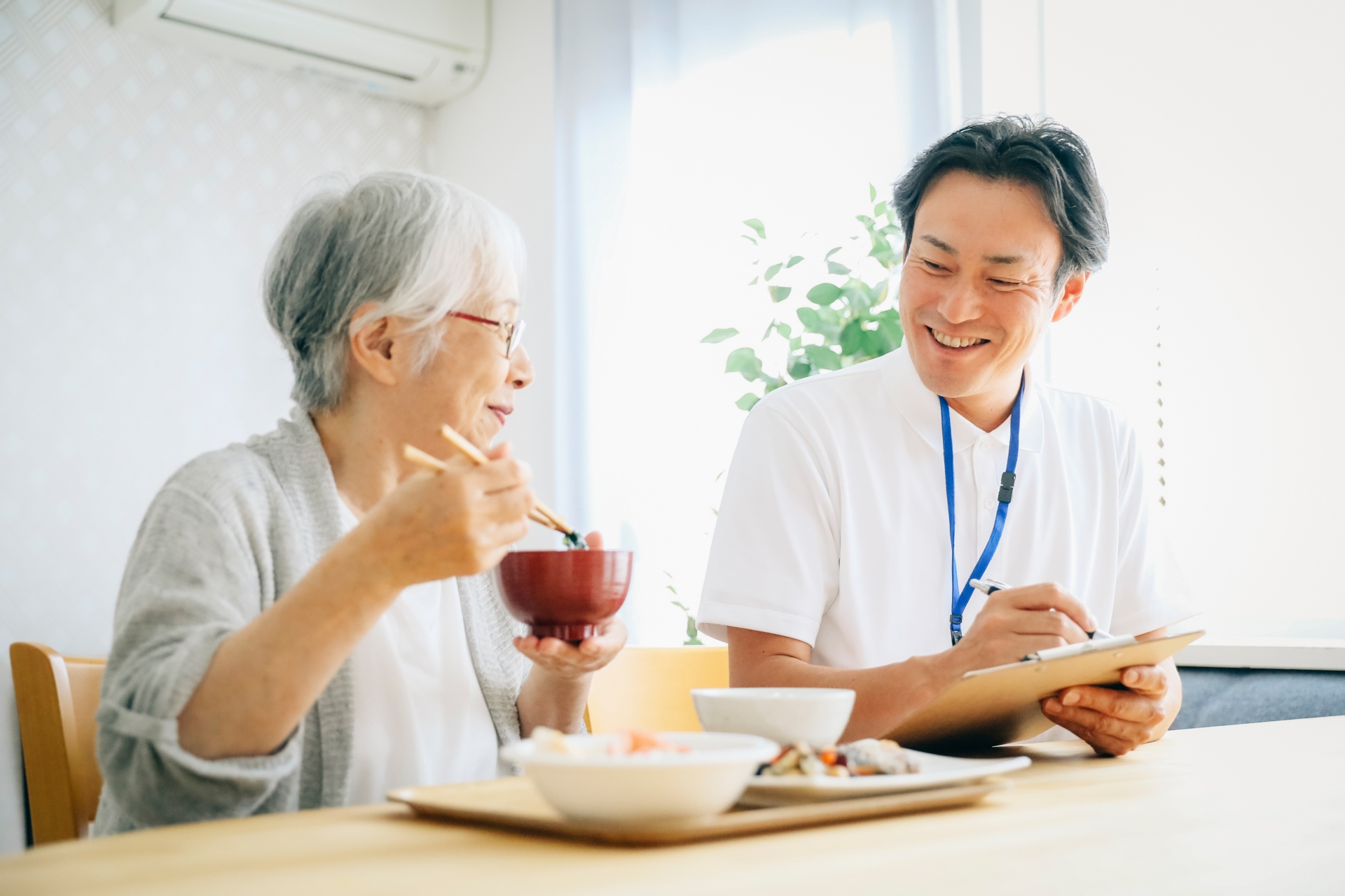 食事指導する男性スタッフ