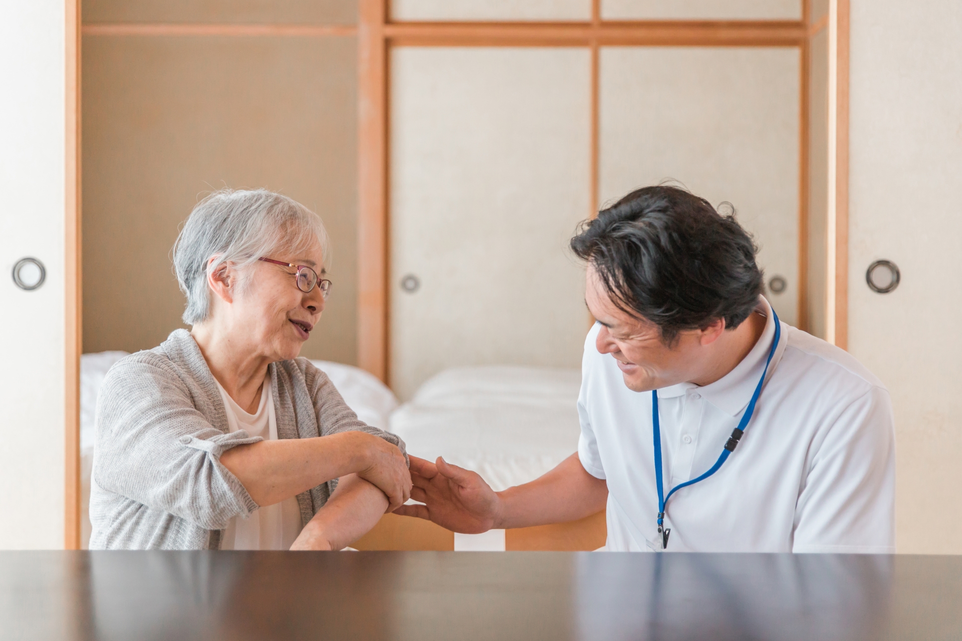 在宅介護を受ける高齢者女性(腕)