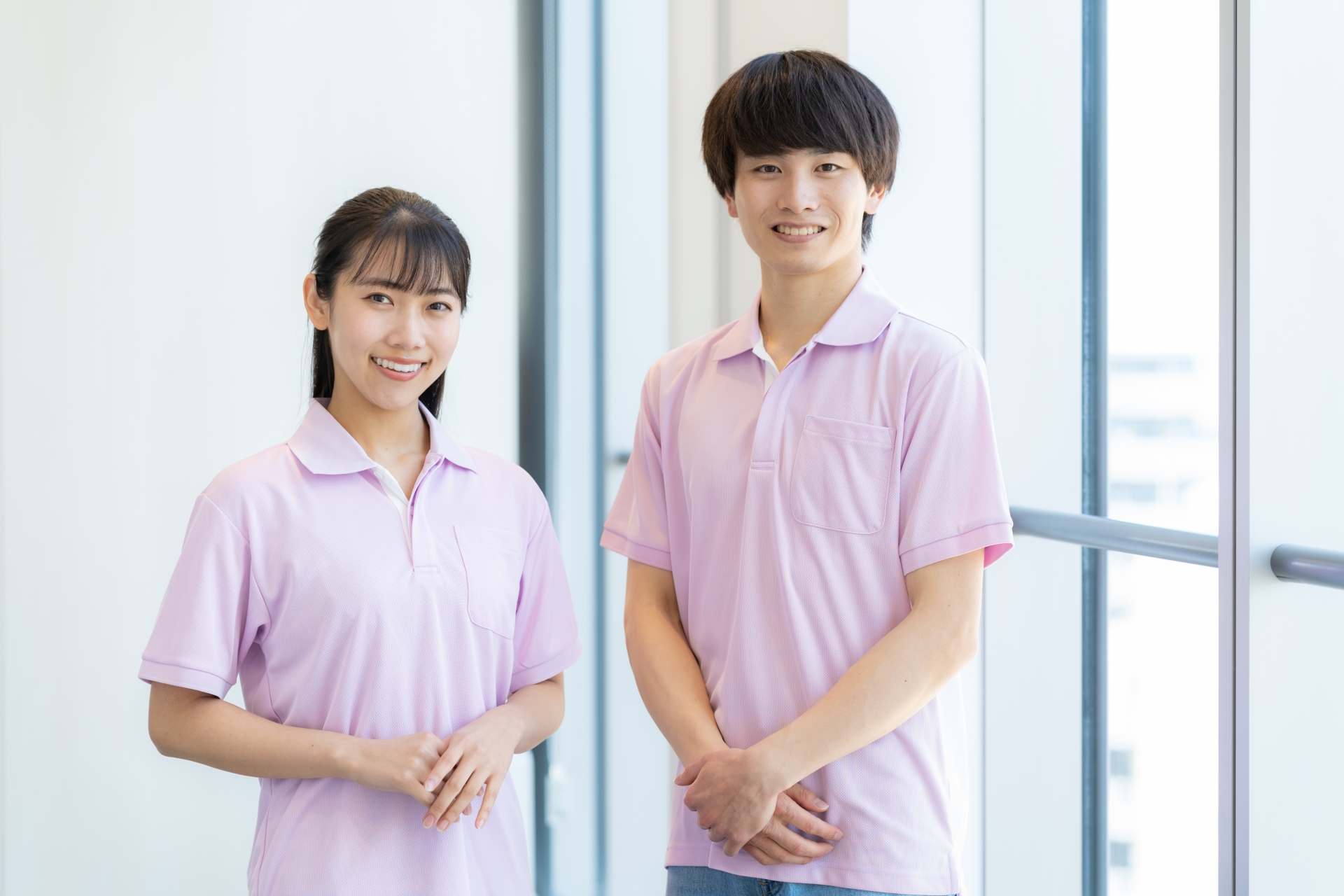 若い男女の介護士