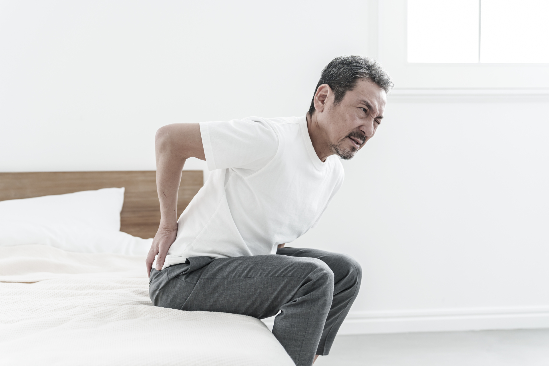 腰痛・腰の痛みに苦しむ中高年男性