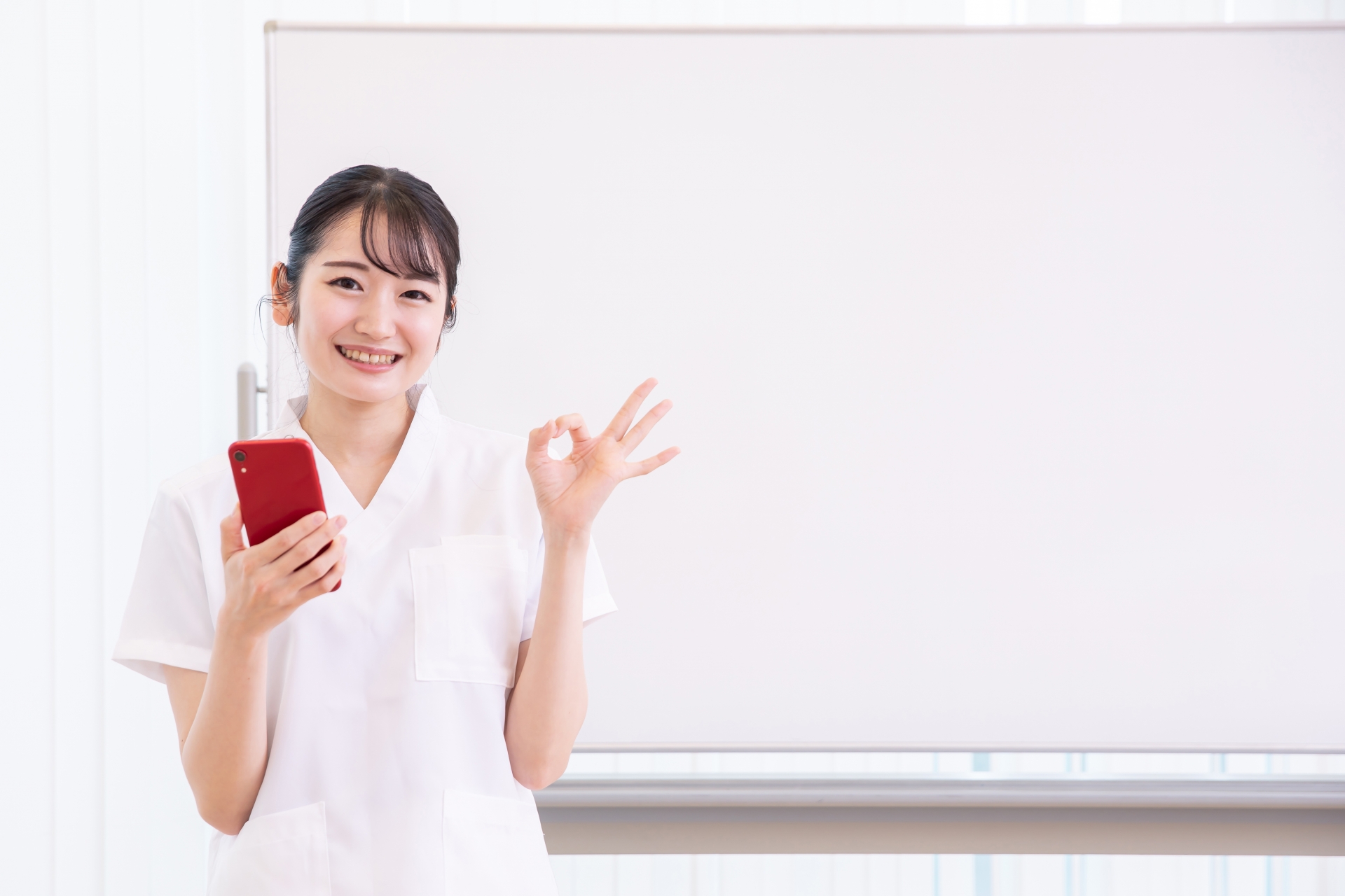 看護師とホワイトボード(スマホ・OK)