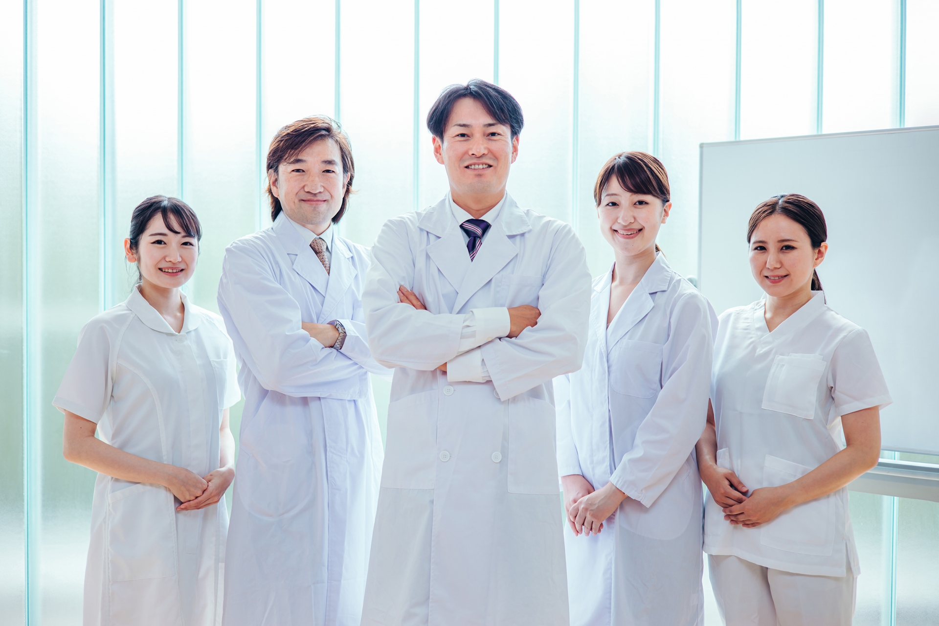 病院で働く日本人の男女(医者・看護師)