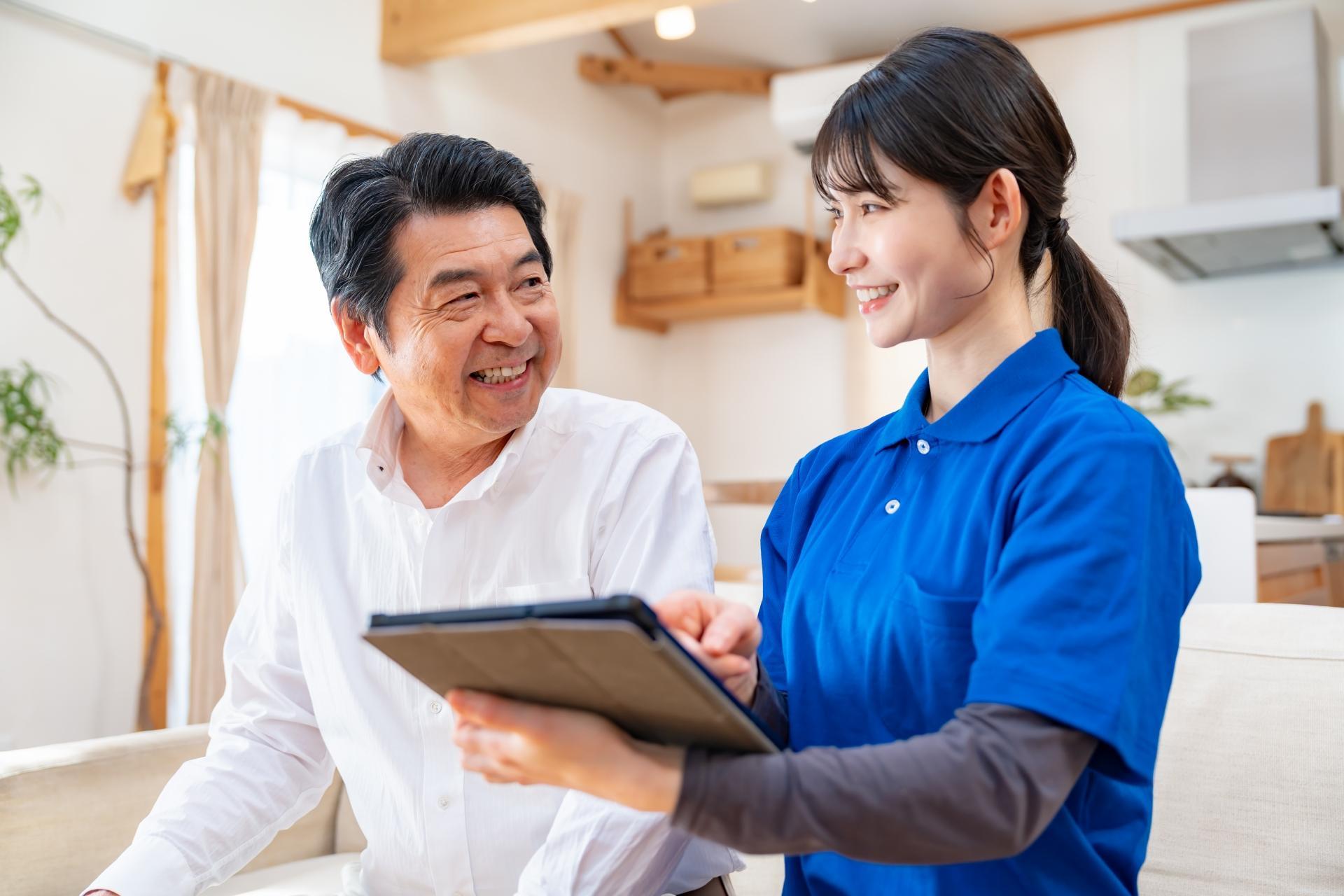 歩行訓練するシニア女性と介助するスタッフ